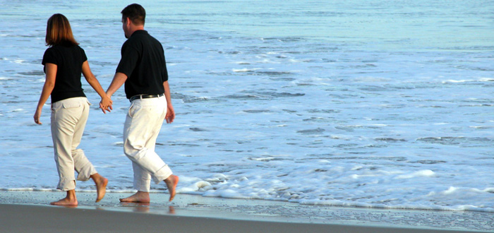 shutterstock_couplewalkingonSCbeachGUIDE